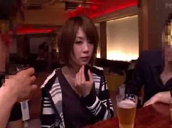 変態が集う乱交パーティに巨大乳房女優が潜入→まとめて搾精ヌキ！巨乳3Pのエロ動画