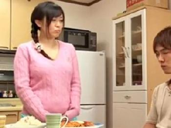発情した若い男に強引に迫られるも感度抜群に感じてしまう巨乳妻人妻顔射パイズリのエロ動画