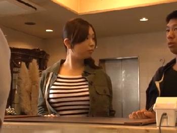 「え？ダブルの部屋…？」後輩のミスでダブルの相部屋になってしまったビックおっぱいオフィスレディが1TO指導巨乳素人OL盗撮の...