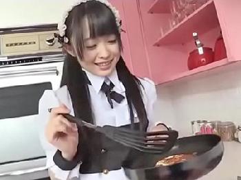 料理を失敗したドジっ子メイドをお仕置きするご主人様美少女ロリコスプレ顔射のエロ動画