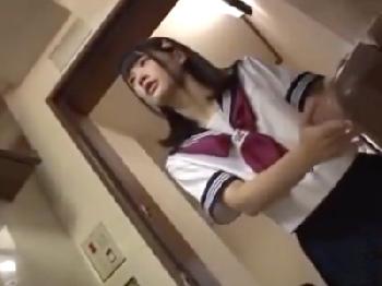 家にやって来た非人道的な修理業者に容赦なく挿入される美形少女女子校生美少女パイパン中出しレイプのエロ動画