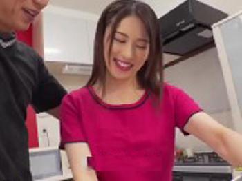 「もーぅ、今お皿洗ってるんだからぁ♥」奥さんとアツアツ巨乳人妻のエロ動画