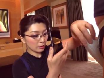 下品な淫語をブチかましながらド淫乱中出しFUCKするめがね熟女巨乳コスプレのエロ動画