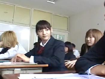 ド淫乱女子校生達が時間停止を使い同級生達の男性器を手コキ&フェラチオで抜きまくり美少女ギャルのエロ動画