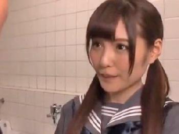 男子トイレにキモオヤジを誘ってパコに持ち込む淫乱女子校生素人美少女痴女のエロ動画