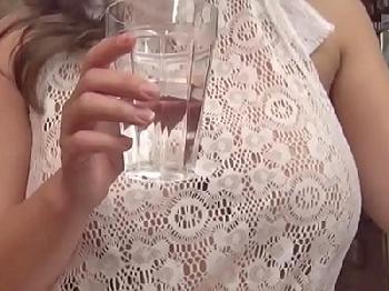 ノーブラの透け透けレース服で娘の旦那を誘惑する義理の母巨乳痴女人妻近親相姦のエロ動画