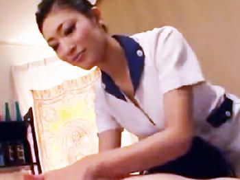 痴女エステティシャンが客のフル勃起男性器に跨り精液搾取巨乳お姉さん手コキマッサージのエロ動画