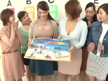 淫乱な息子が揉んでしゃぶってハメてみて身体を当てるHなゲーム巨乳人妻近親相姦のエロ動画