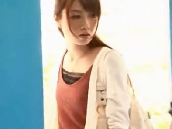 結婚一年目の奥様さんを夫の前で中出し寝取り！素人人妻マッサージのエロ動画