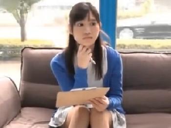 つるぺたオッパイの清麗お姉さんが初の巨大チンポ挿入に堪らずノックアウトオーガズム素人のエロ動画