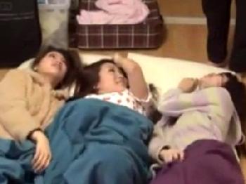 女子お泊り会に1人男が紛れ込んで1人選んでパコ巨乳お姉さんのエロ動画