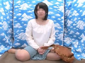 ムチムチな素人お姉さんがお願いを断り切れずにマンズリ抜き巨乳のエロ動画