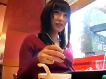 街をふらついていた巨大乳女子大生にご飯を奢ったら簡単に心を開いたのでSEX隠し撮り巨乳素人美少女ハメ撮りナンパ盗撮のエロ動画