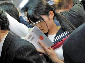 恐怖に声も出せない女子校生やOLが痴漢に乳頭を捏ねくり回されヨダレを垂らして絶頂巨乳のエロ動画