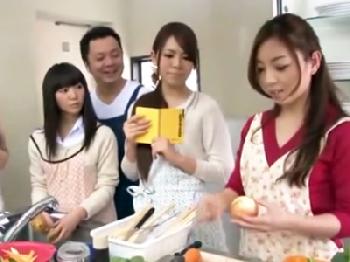 『ハイ!ストップ!』料理教室内の時間を止め順番に挿入ハメしていく無慈悲男巨乳美少女お姉さん顔射レイプのエロ動画