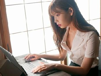 こんなご時世だから導入されたテレワークで美人奥さんを寝取って禁断の肉体関係に!人妻OL明里つむぎのエロ動画