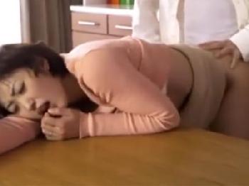 「これぇ‥凄いぃ！」淫乱妻がオジサン陰茎で中出しされてガチ絶頂連発巨乳人妻のエロ動画