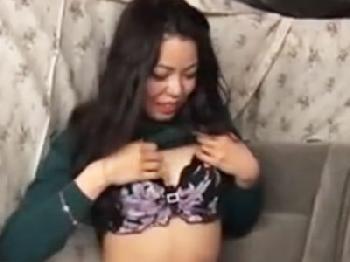 取材という名目で捕まってしまった美人奥様→口説き落とされてしまい中出しハメ素人人妻ナンパのエロ動画