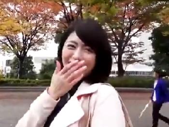 恥じらいながらもまんこ見せつけてくる素人奥さんに寝取りペニ棒挿入！人妻熟女ハメ撮りのエロ動画