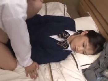 SEXを知らない男後輩に頼み込まれて中出しFUCK許しちゃった女子校生素人美少女童貞のエロ動画