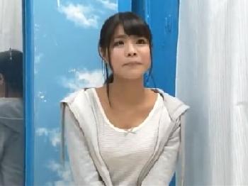 一般客の居る温泉を全裸で逃げ回る美形少女→捕まえてお仕置きパコ!美少女ロリレイプ乱交のエロ動画