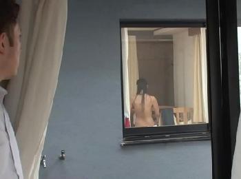 向かいの部屋に住む奥さんからまさかの誘い！？わざと生着替えで見せてくる痴女とのラッキーパコ巨乳人妻のエロ動画