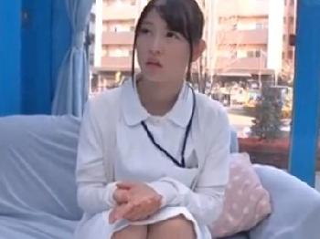 勤務中にマジックミラー号に乗車→SEXを知らない男くんの中出し受け入れちゃった看護師さん素人美少女童貞看護婦のエロ動画