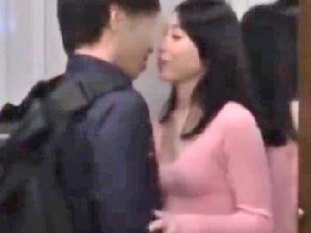 『夫いないからね』他人を家に連れこんで中出し密通楽しむ尻軽女妻痴女人妻のエロ動画