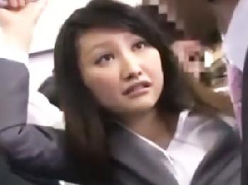通勤ラッシュ時の電車でスーツのパンツが破れて痴漢被害に遇うOL巨乳のエロ動画