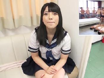 女子校生制服姿の上原亜衣ちゃんが待ち受ける大量イチモツから精液搾取!巨乳素人美少女痴女コスプレ中出しハメ撮り乱交のエロ動画