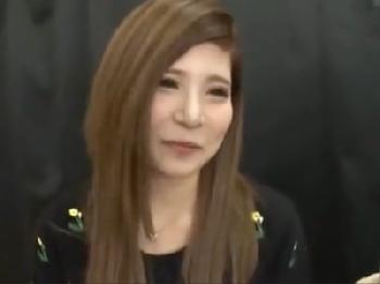 着衣のまま感度抜群マンコをデンマ責めされて潮吹きしちゃうギャル娘とぶっかけ乱交お姉さんのエロ動画