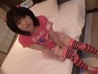 童顔顔の無毛娘の膣中に濃い精液を流し込むW素人ロリパイパン中出しハメ撮りのエロ動画