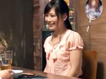 居酒屋で仲良くなったきれいなお姉さんをお持ち帰り→隠しカメラ仕掛けて中出しセックス撮影素人ナンパ盗撮のエロ動画