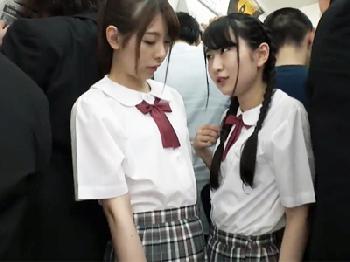 超かわいい童顔女子校生2人が電車で完全発情→痴漢オジサンとファック楽しんでしまう美少女ロリ痴女顔射3Pのエロ動画