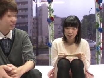 マジックミラー号で一線を超えてしまう大学生男女！たどたどしい愛撫から欲情猛烈ファック発展！素人ロリ盗撮のエロ動画