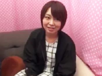 ショートヘアの美形少女女子大生がオナニーサポートだけのはずがコンドームなしペニスをぶち込まれ‥素人美少女中出しナンパのエロ動...