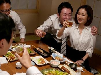 電車が運休→帰れなくなった奥さんが会社部下と朝まで寝取られ不貞！巨乳人妻OL小島みなみのエロ動画