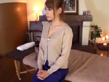 ハーフギャルが冷酷マッサージ師に挿入されるも本気イキ絶頂オーガズムお姉さんのエロ動画