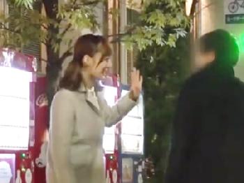 車に乗り込んだ瞬間から逆ナンパした素人男性に吸い付くきれいなお姉さんフェラ冬月かえでのエロ動画