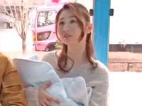 マジックミラー号に来た子持ち母が欲求不満な男性を見かねて中出し性行為許可！巨乳素人痴女人妻のエロ動画