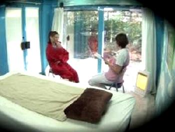 「あぁ！そんな…」時間停止できるオヤジがきれいなお姉さんエステティシャンに強引に中出し！レイプマッサージ美竹すずのエロ動画