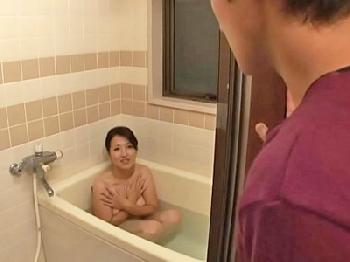 一緒にお風呂入っちゃうマザーコンプレックス息子が巨乳母に中出し人妻近親相姦のエロ動画