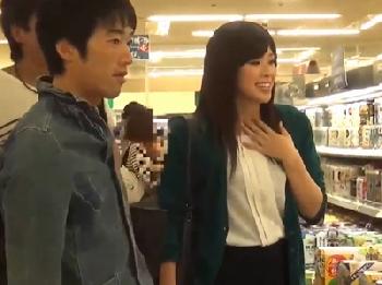 美人な友人奥を寝取り→コタツの中でバレないように愛撫し、我慢できなくなった所をガッツリ寝取られ巨乳痴女人妻顔射のエロ動画