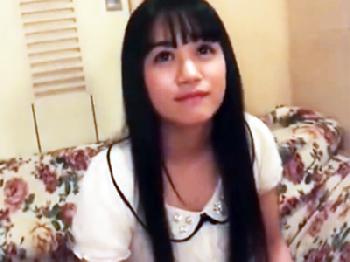 大学生になったばかりの素人女子大生に膣内から溢れるほどの真っ白濃密精液を注入！美少女コスプレ中出しハメ撮りのエロ動画