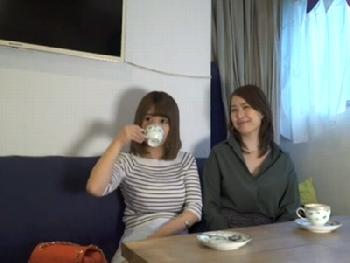 仲良し母友人同士を芋づるナンパ！友人の前で恥部まで曝け出してイキまくる素人奥さん人妻乱交のエロ動画