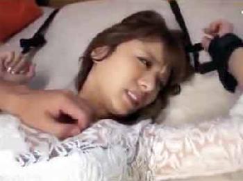 夜道を歩く素人娘を昏睡させ拉致→両手を縛ってデカチンぶち込むガチ凌辱！巨乳お姉さん顔射レイプ3Pのエロ動画