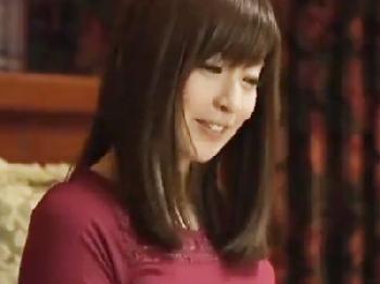 泊まりに来た美人すぎる母の友人の自慰姿を目撃→肉欲剝き出しの濃密不貞ファック開始！巨乳お姉さん顔射オナニーのエロ動画