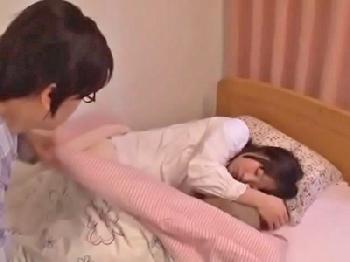 寝ている妹を夜這い→強引に迫って中出し近親パコ美少女近親相姦のエロ動画