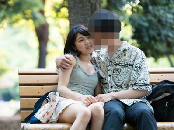 公共の場でイチャついている一般カップルの彼女をプロプロ男優のテクで誘惑寝取り巨乳素人お姉さんナンパのエロ動画