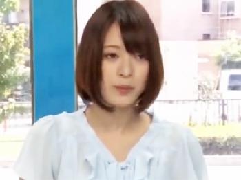 アナウンサー志望の現役女子大生姦→マイクの代わりにチンポ握って幸せ顔披露！素人美少女のエロ動画